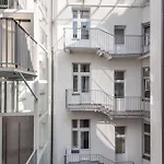 Old Town Aptartments - B23