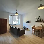 Parrot\'S Apartment