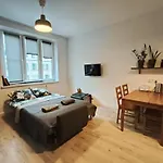 Parrot\'S Apartment
