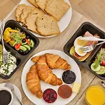 Elegant Business Accommodation With Parking - By Upstairs