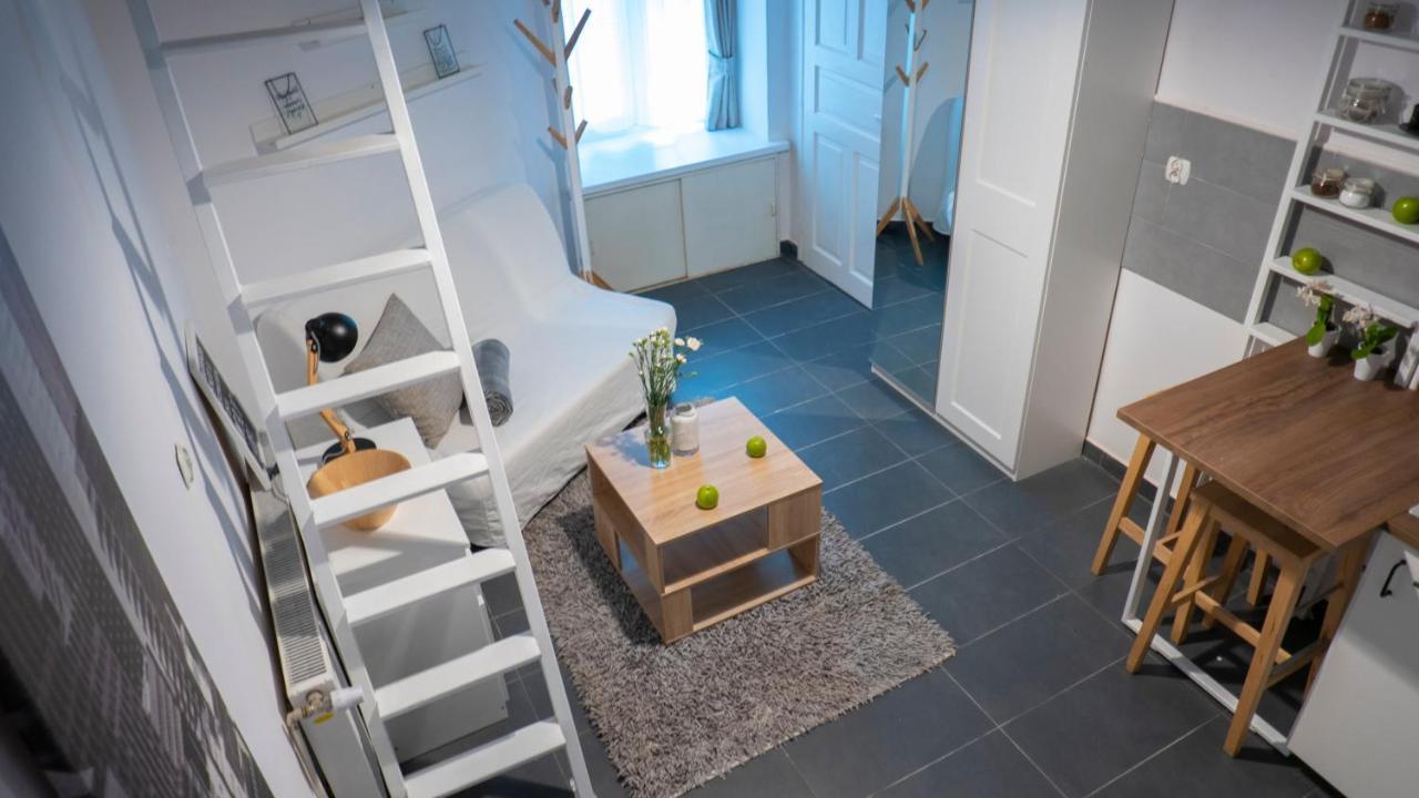 Apartment Lobzowska 6 *
