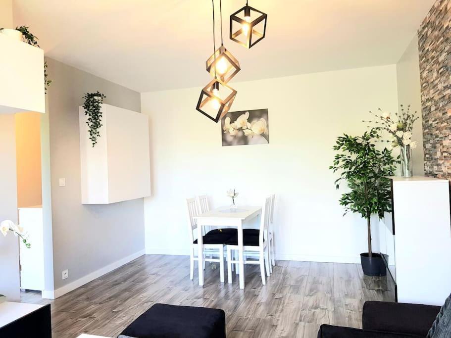 Modern Capital Downtown 2 Balcony Apartment *