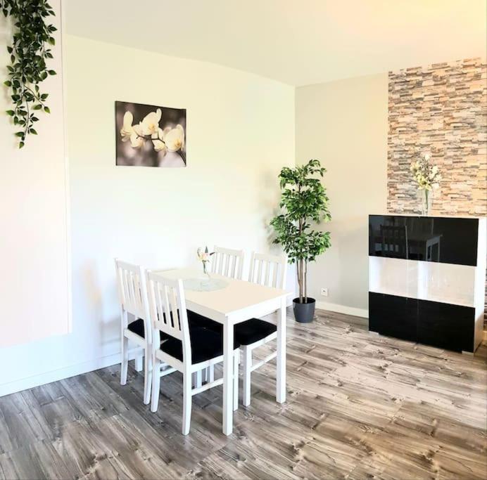 Modern Capital Downtown 2 Balcony Apartment *