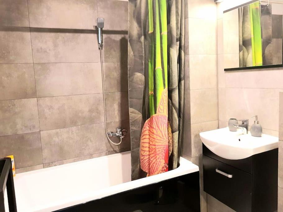 Modern Capital Downtown 2 Balcony Apartment *