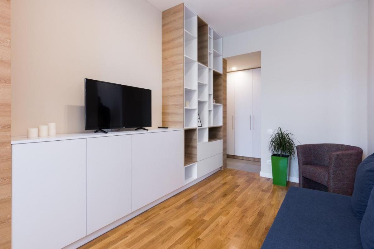 Luxury Nearto Main Square Apartment