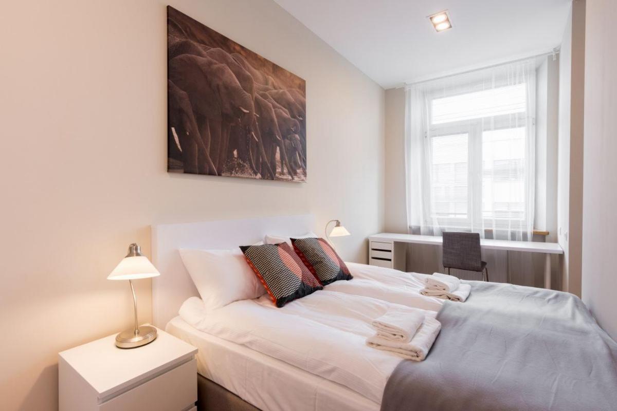 Luxury Nearto Main Square Apartment