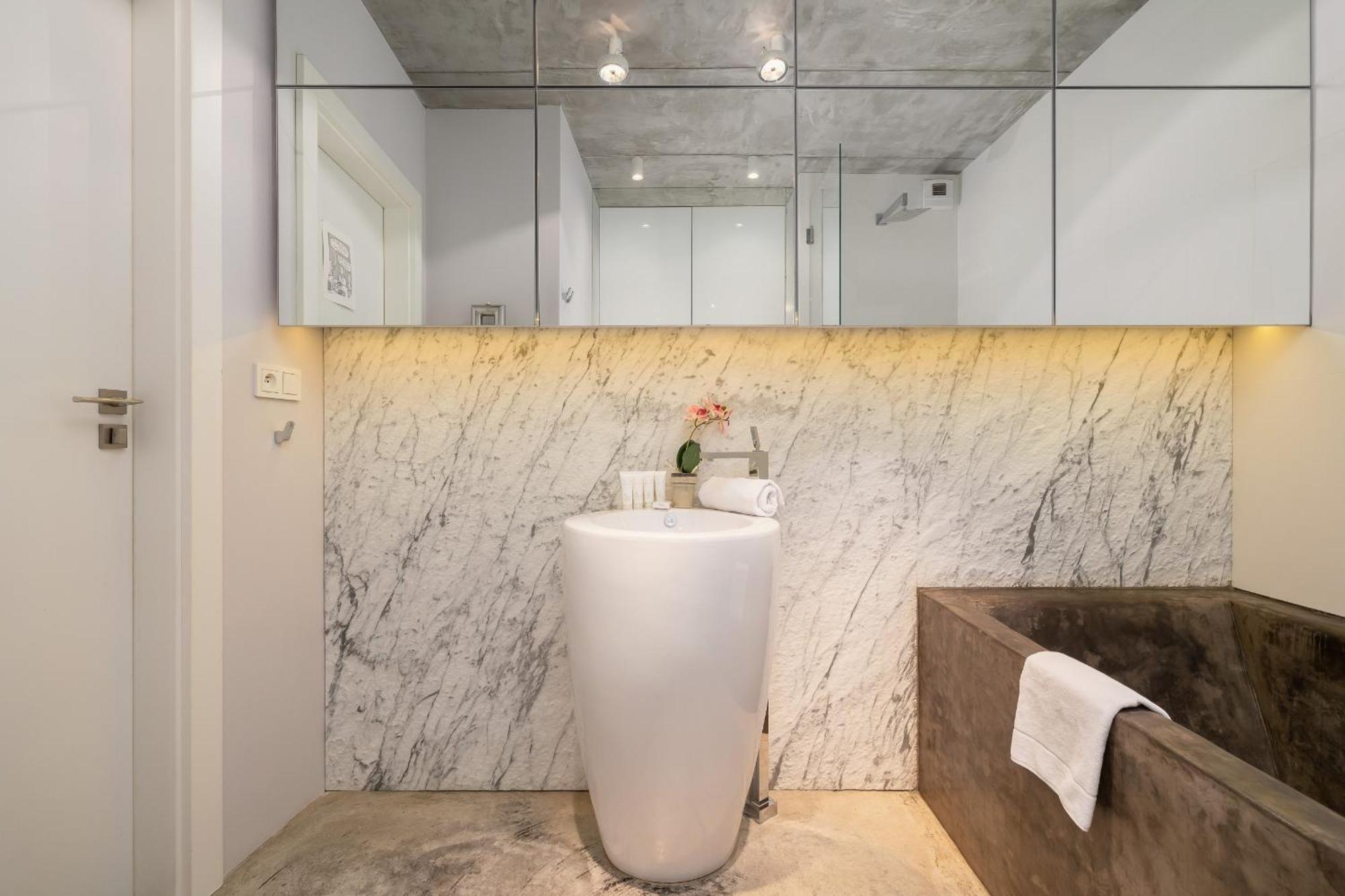 Modern And Elegant With Bathtub In Cracow Center By Renters