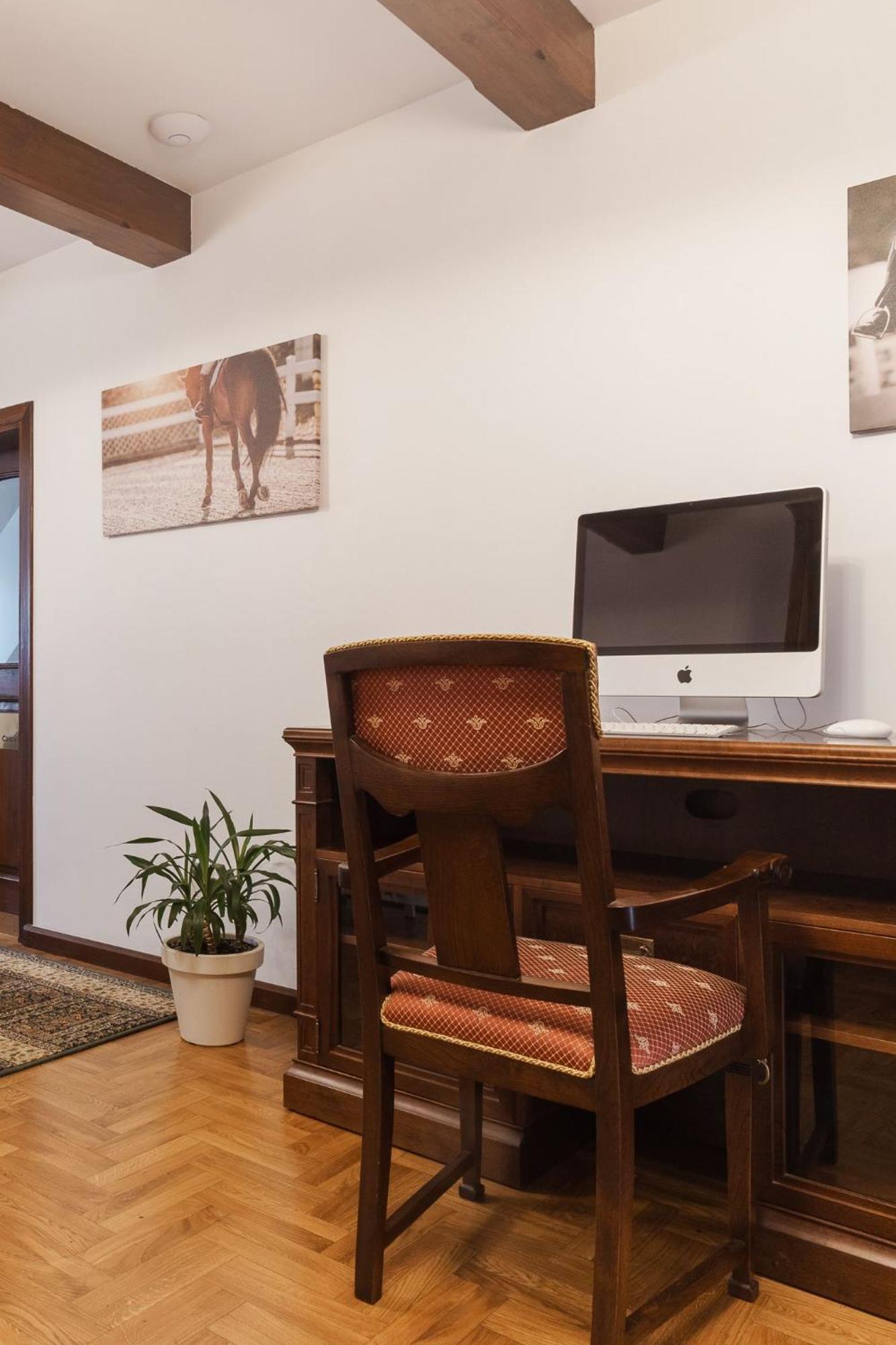 Aparthotel W Dworku Cheval Krakau