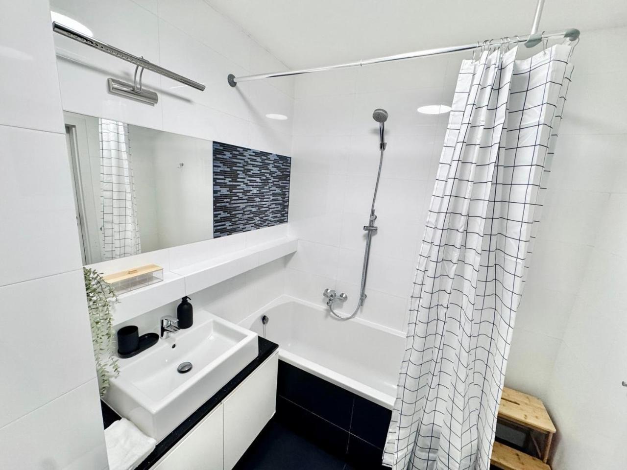 Apartment C- Home4U - Apartment With A City View Close To Aquapark, Parking In Secured Area