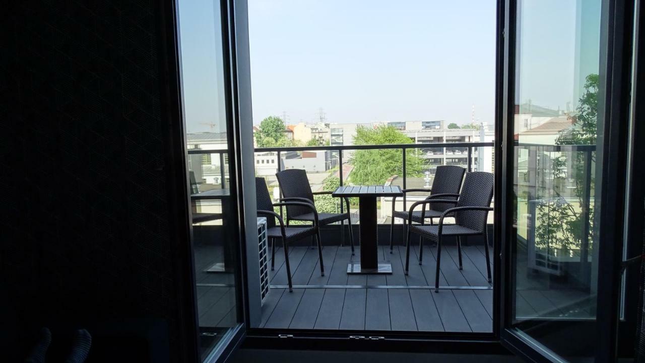 Apartment Black Line *