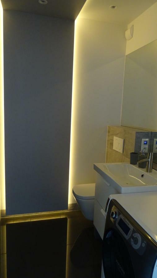 Black Line Apartment *