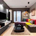 Elegant Business Accommodation With Parking - By Upstairs