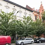The Quiet Blue Home In The City Center!