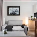 Cozy Slusarska Apartment