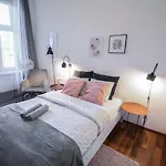 Lion Apartments - Laba