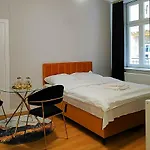 Hugo Star Apartments