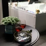 Glamour Jacuzzi Apartment