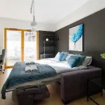 Modern Apt Next To Train Station