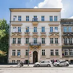 Old Town Luxe Retreat - King Bed - Steps To Main Square