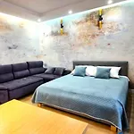 Luxury Blue Cascade Studio Downtown Balcony