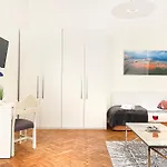Quiet Apartment In Central Krakow, Main Station