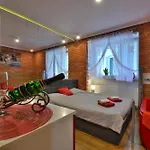Cracow Jacuzzi Apartments - Red Room