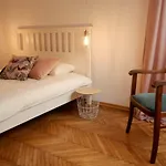 Singer Apartment Old Town