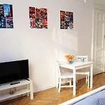 Corner 3 I Old Town I Studio