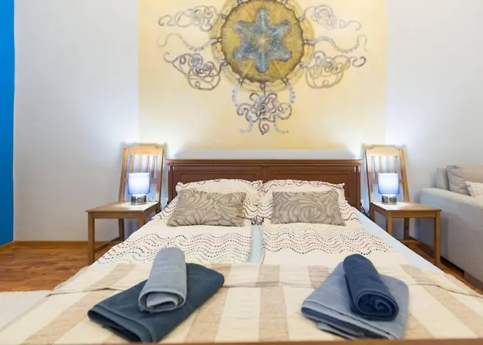 The Quiet Blue Home In The City Center!