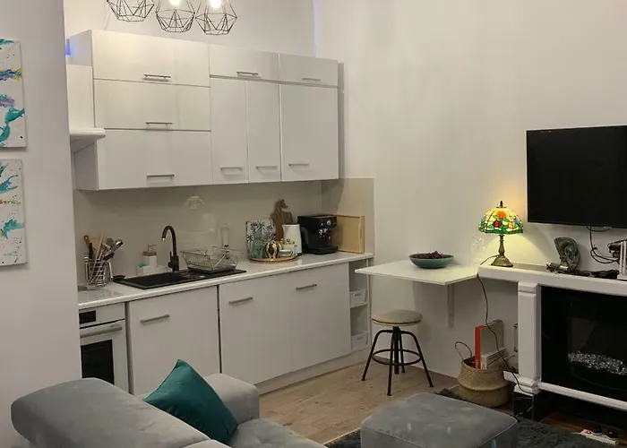 Charming Studio Apartment In The Heart Of The Jewish District!