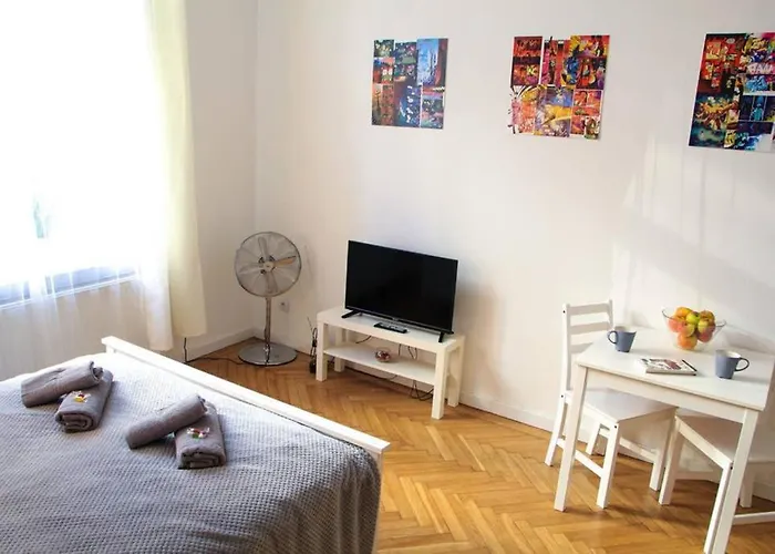 Corner 3 I Old Town I Studio