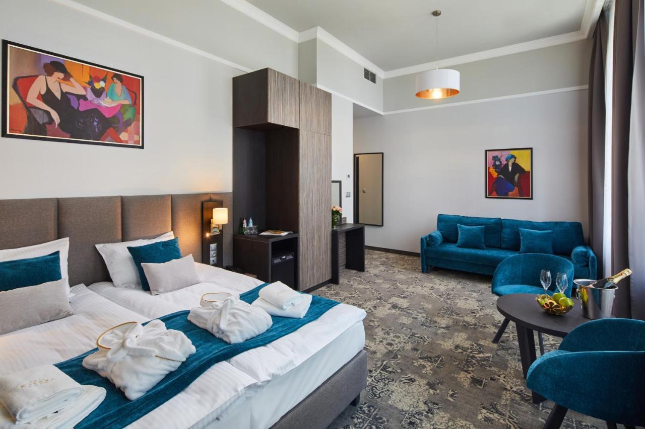 Hotel Estera 4*
