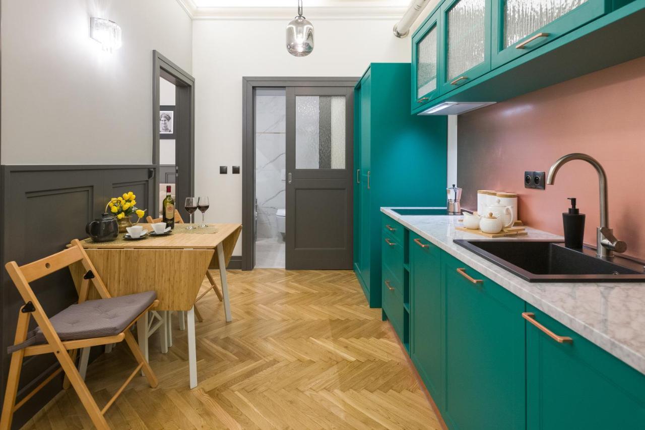 Luxury At The Main Square Apartament