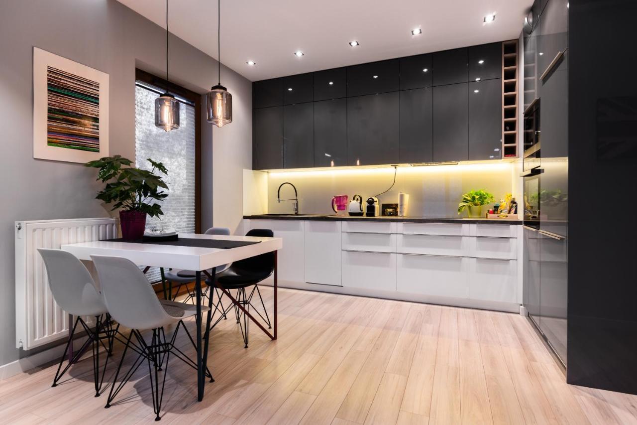 Elegant Business With Parking - By Upstairs Apartment *