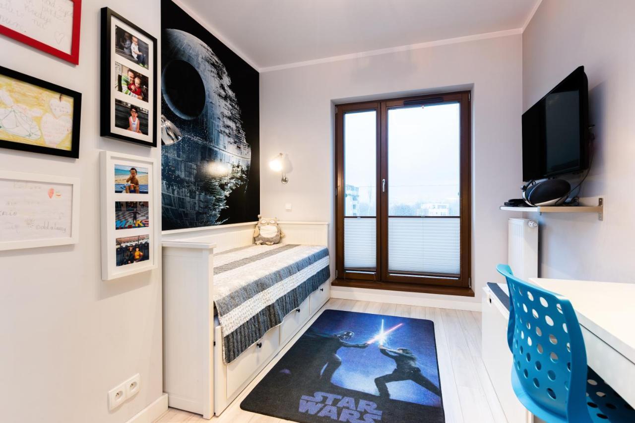 Elegant Business With Parking - By Upstairs Apartment *