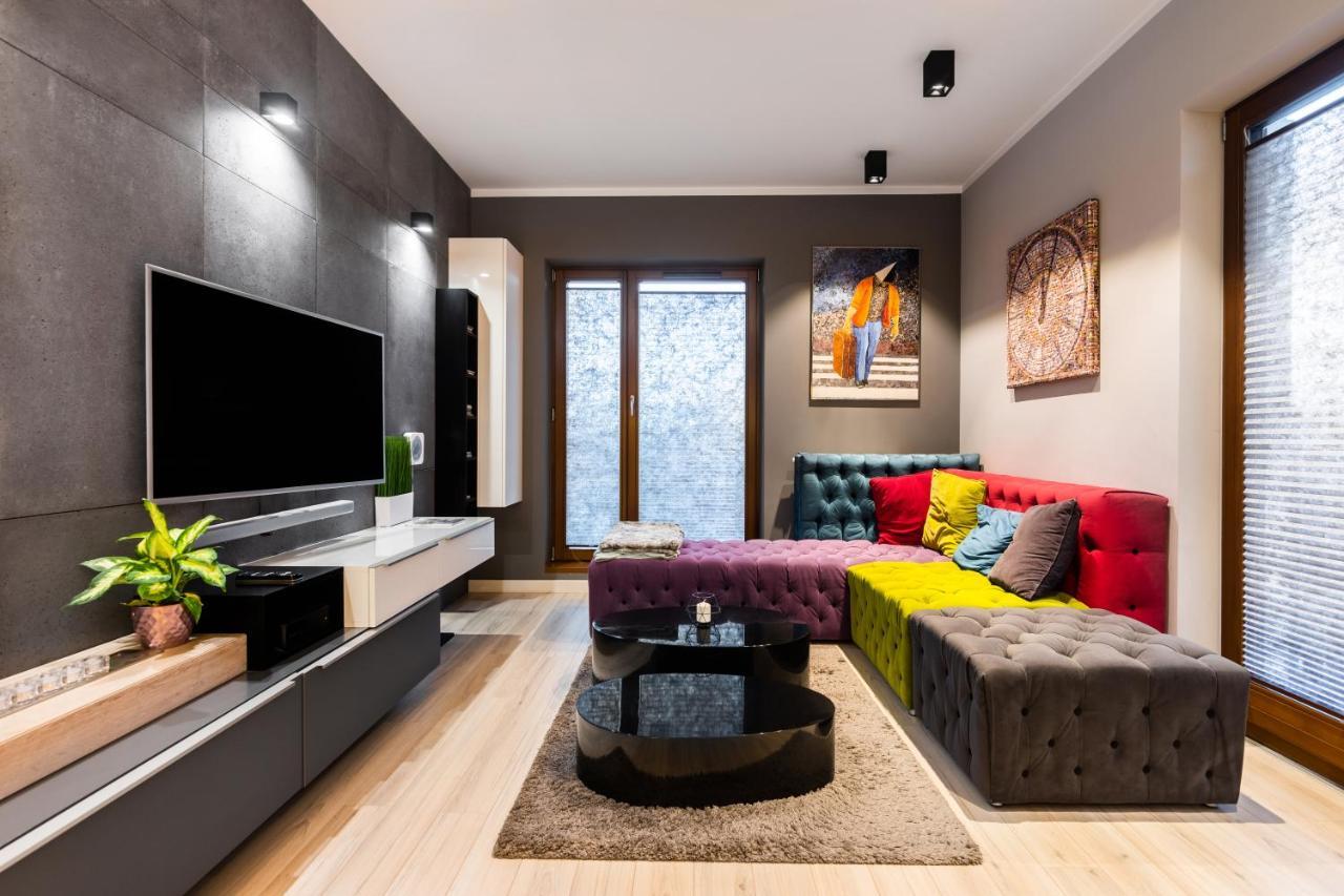 Elegant Business With Parking - By Upstairs Apartment *