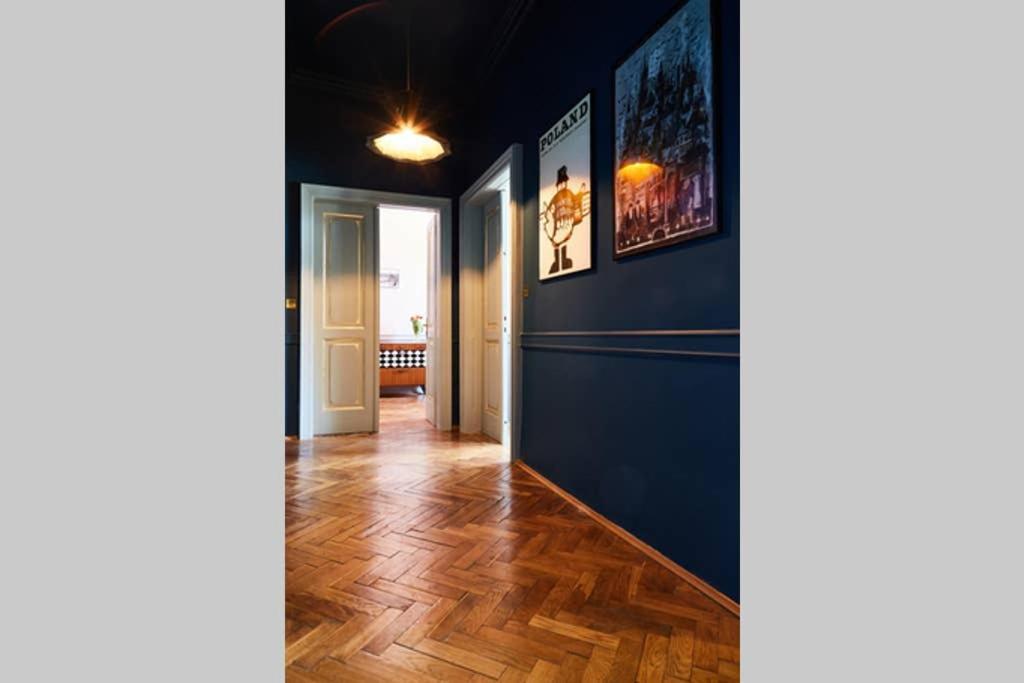 Househost Iii: Podbrzezie Street Apartment *