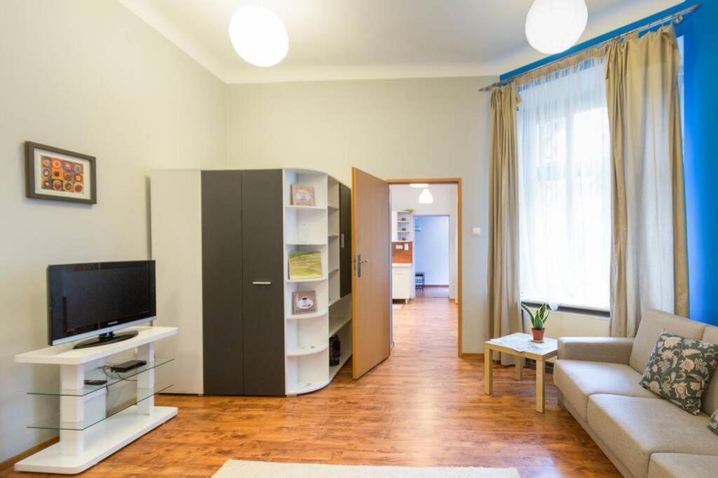 The Quiet Blue In The Center! Apartament