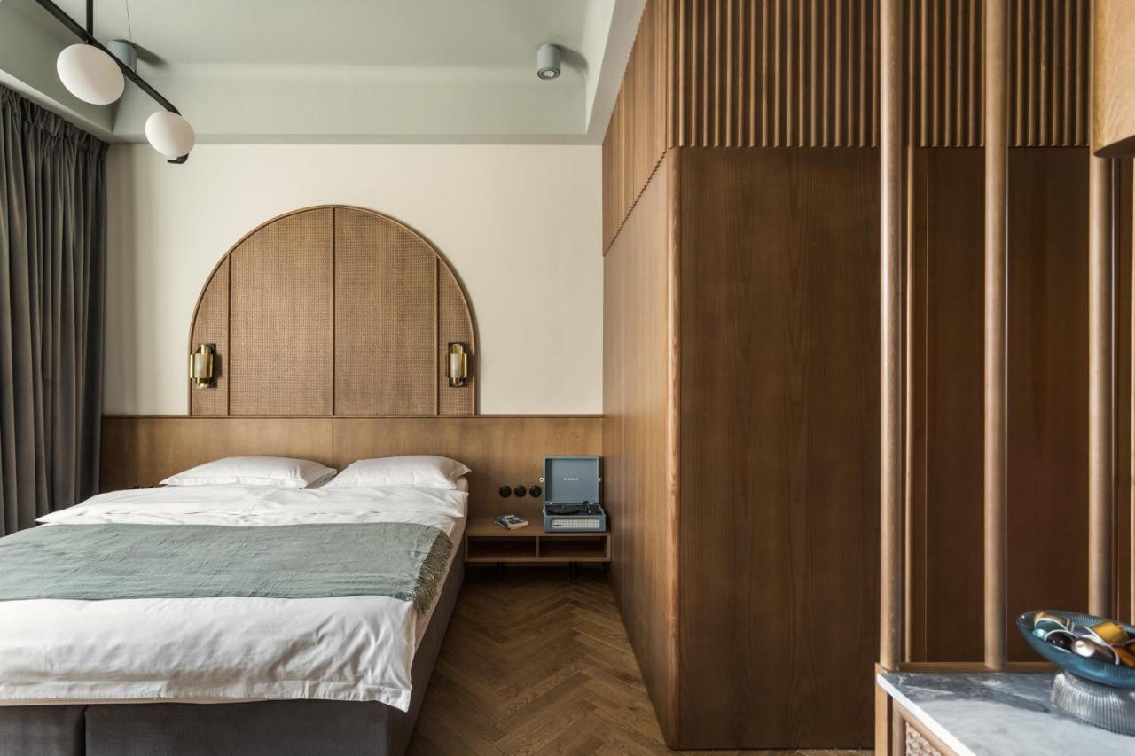 Angelus Apartment