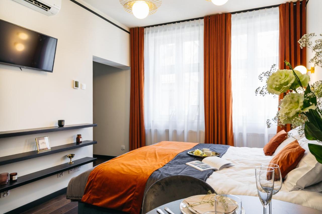 Aparthotel Estery12 *