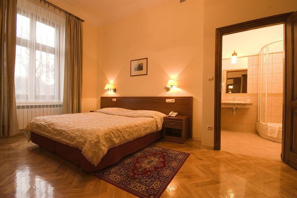 Basztowa 3*