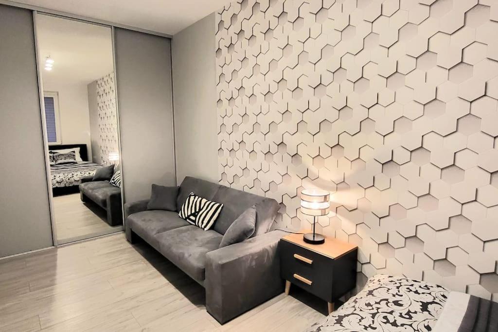 Modern, Balcony, 5 Os, Down Town *