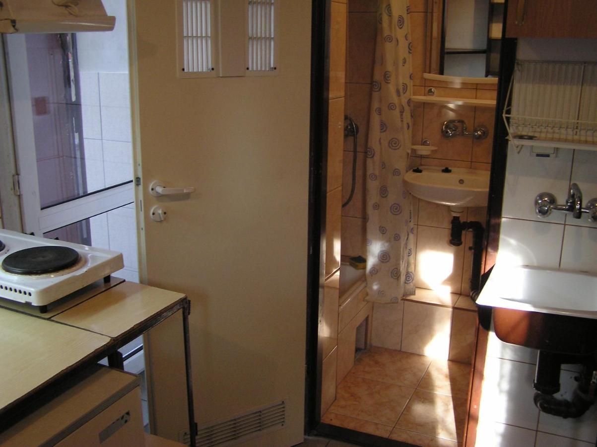 A- Kawalerka Mala Halczyna 9 Do Centrum 6 Przystankow Guest house Krakow