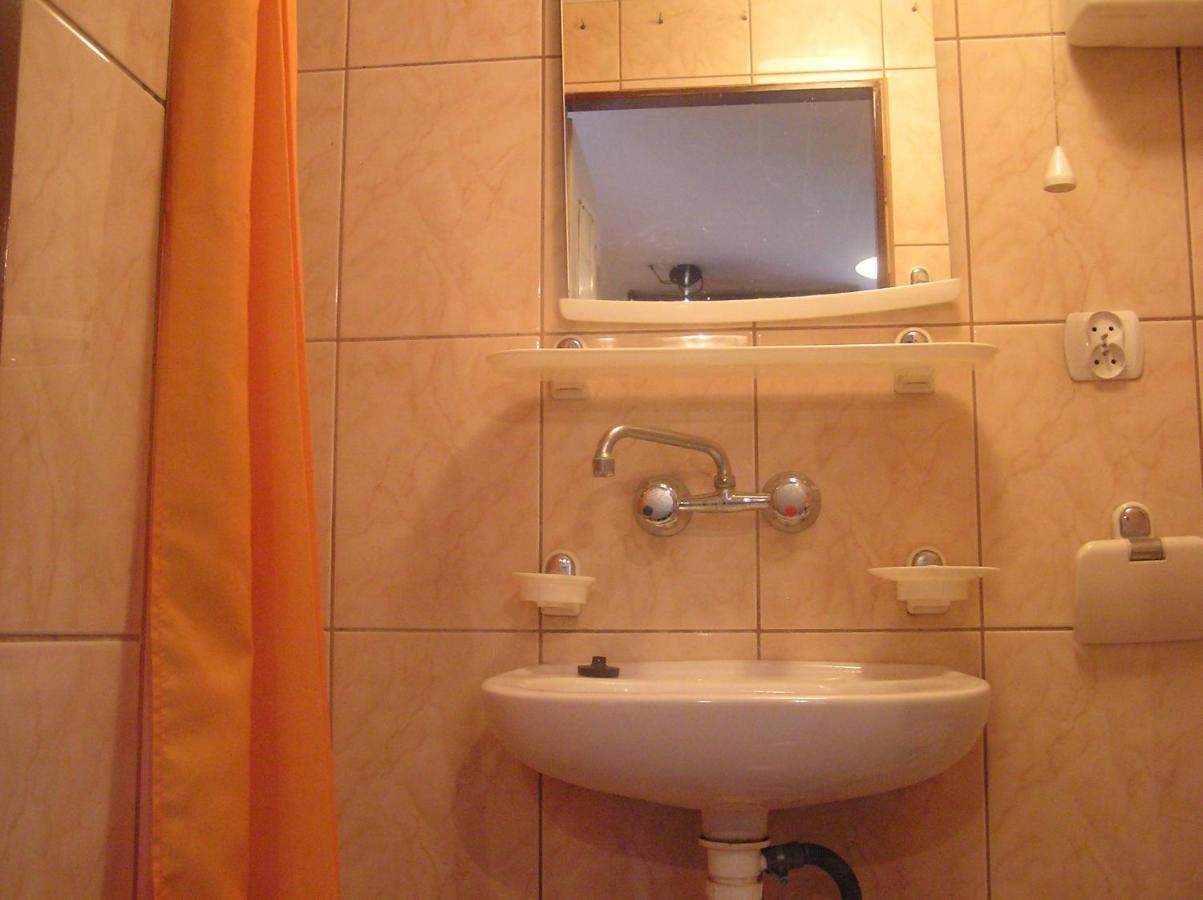 A- Kawalerka Mala Halczyna 9 Do Centrum 6 Przystankow Guest house Krakow
