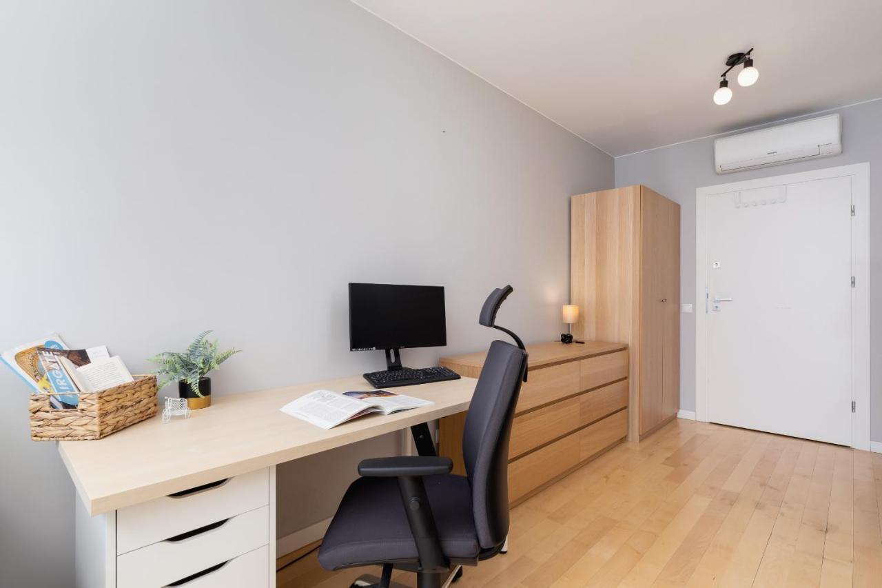 Solna With Parking Cracow By Renters Apartamento Cracóvia
