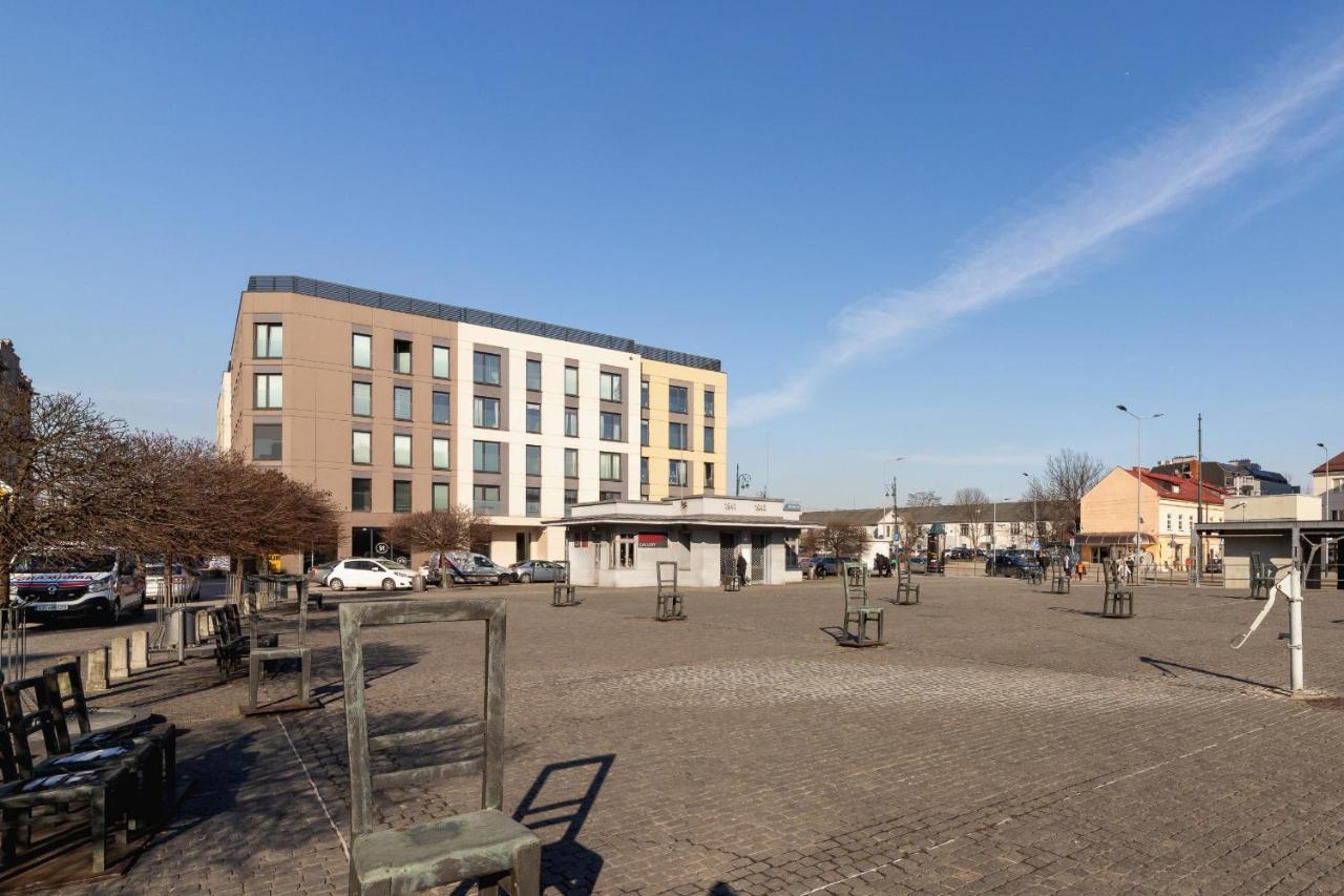 Solna With Parking Cracow By Renters Apartamento