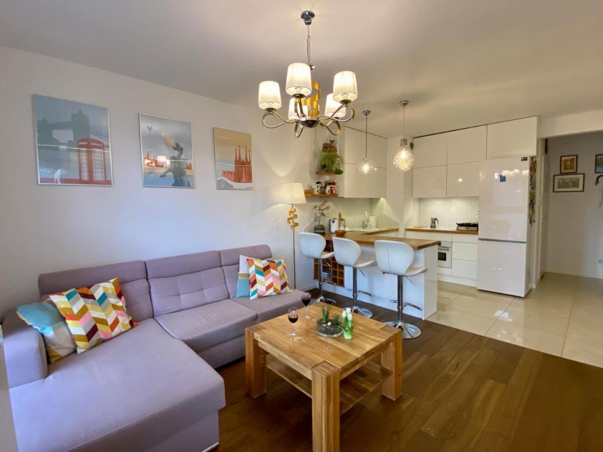 White And Bright With Riverside View And Parking Apartament *