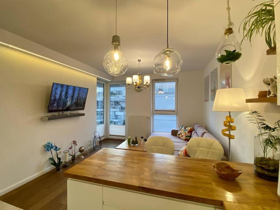 White And Bright With Riverside View And Parking Apartament Kraków