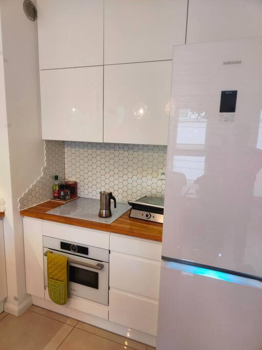 White And Bright With Riverside View And Parking Apartament *