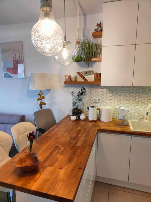 White And Bright With Riverside View And Parking Apartament *